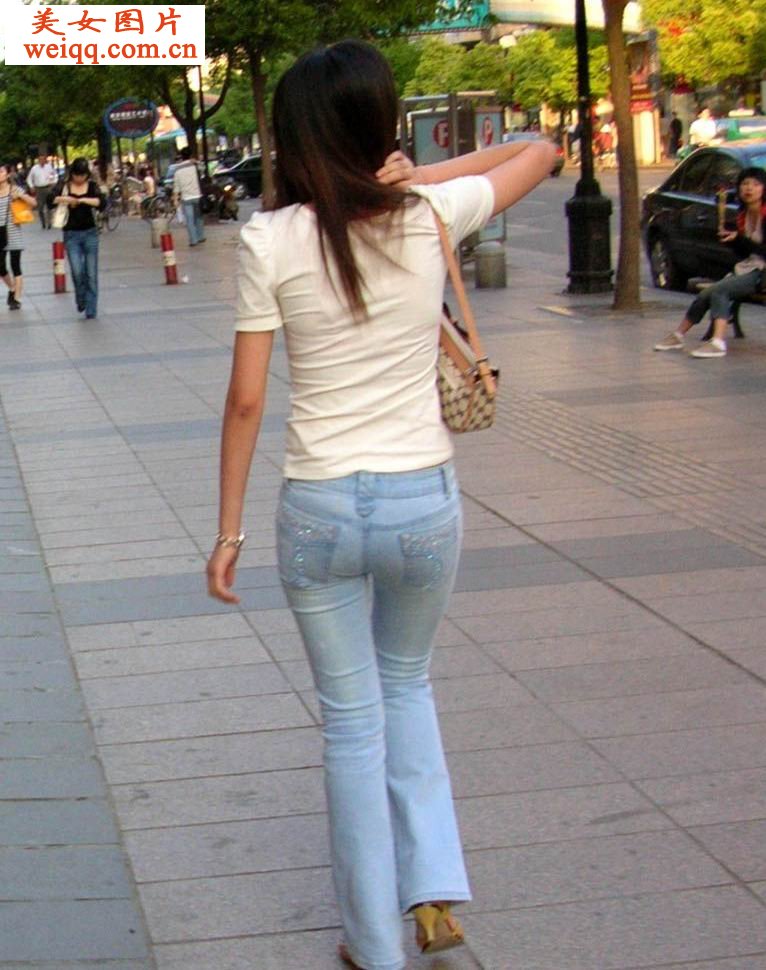 紧身牛仔裤高挑时尚少妇的性感身躯