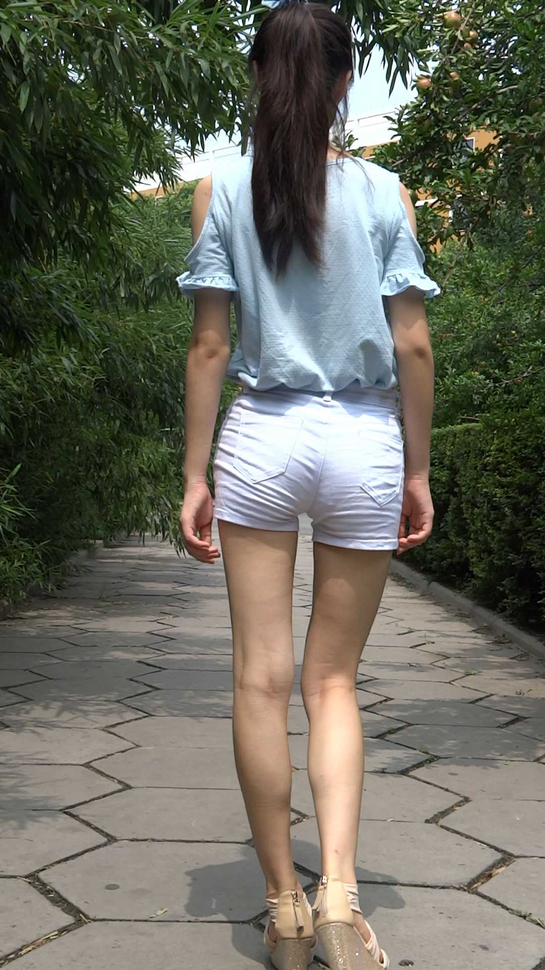 18.4.13 街拍白色紧身短裤美女中间的缝好大！